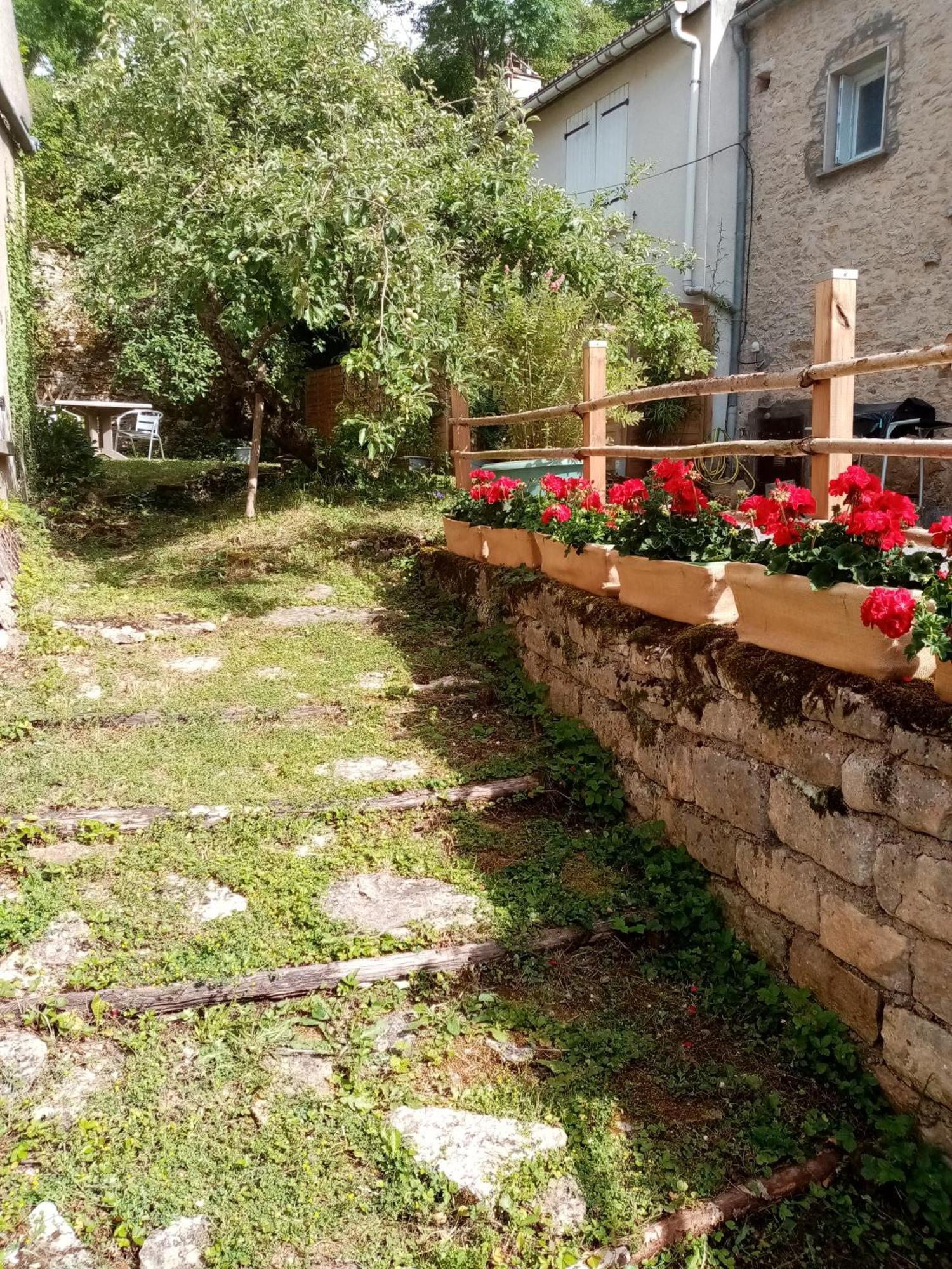 Gite Les 27 Roses Et Plus Chatel-Censoir Luaran gambar