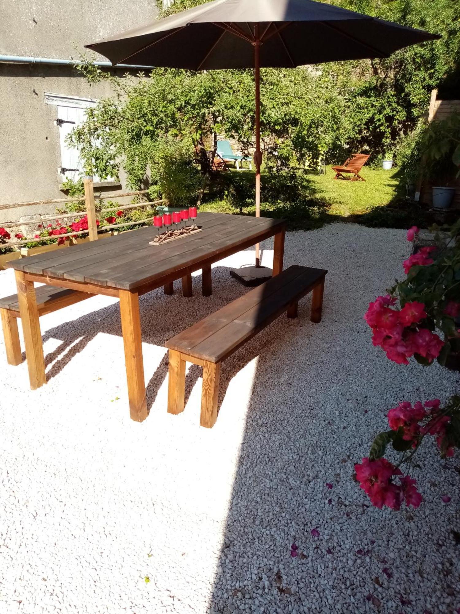 Gite Les 27 Roses Et Plus Chatel-Censoir Luaran gambar